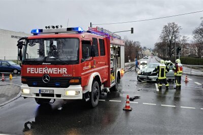 Frankenberg: Feuerwehrauto wird bei Einsatzfahrt selbst in Unfall verwickelt - Das Tanklöschfahrzeug der Frankenberger Feuerwehr ist von einem Auto gerammt worden.