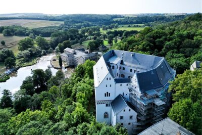 Frankenberg fragt: Was wird aus Schloss Sachsenburg? - Das Interesse an Schloss Sachsenburg - hier eine Luftaufnahme aus dem Jahr 2022 - ist ungebrochen groß. Seine künftige Nutzung ist aber ungewiss.