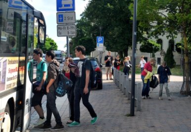 Frankenberg kämpft um jeden Schüler - Damit die Schüler aus der Region Oederan ohne umzusteigen nach Frankenberg und wieder nach Hause kommen, finanziert die Stadt auf eigene Kosten zusätzlich einen Schulbus.