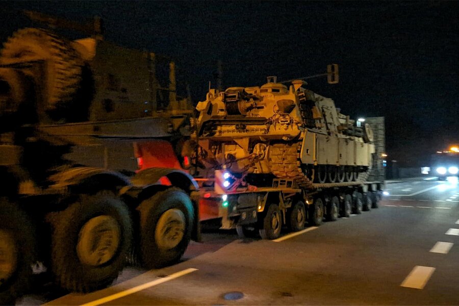 Frankenberg: Nato-Militärfahrzeuge rasten in Wettiner-Kaserne - Am Freitagabend gegen 22 Uhr fuhren mehrere Schwerlasttransporte beladen mit Panzern auf dem Weg zur Autobahn durch Frankenberg.