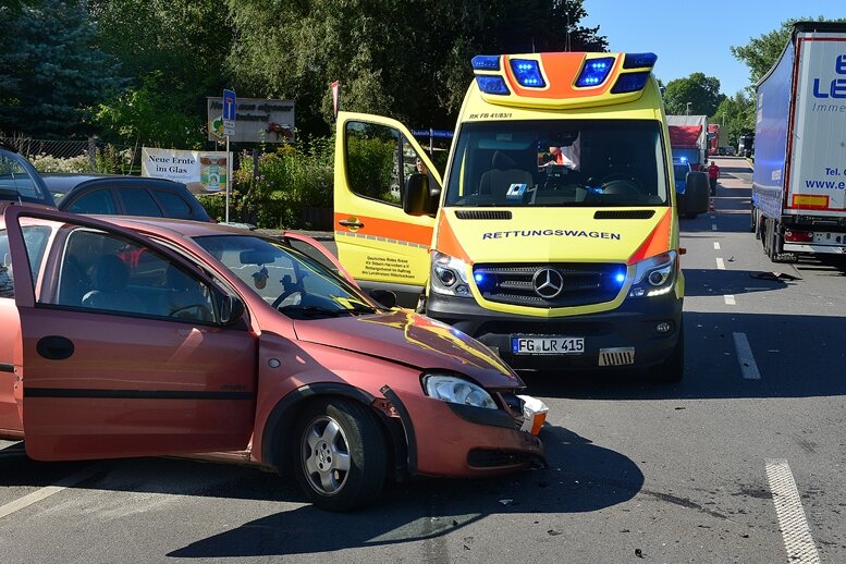 Frankenberg: Opel rammt Lkw auf B 169 - mindestens eine Person verletzt - Mindestens eine Person ist bei einem Unfall auf der B 169 in Frankenberg am Mittwoch verletzt worden.