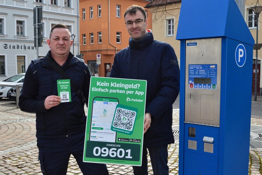 Frankenberg: Parkscheine am Markt nun auch per Smartphone lösen - Frankenbergs Bürgermeister Oliver Gerstner und Matthias Striegler vom Gemeindevollzugsdienst (v.r.).
