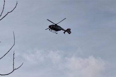 Frankenberg: Polizeieinsatz an der Zschopau in Sachsenburg - Über der Zschopau im Bereich Sachsenburg kreiste ein Hubschrauber der Polizei.