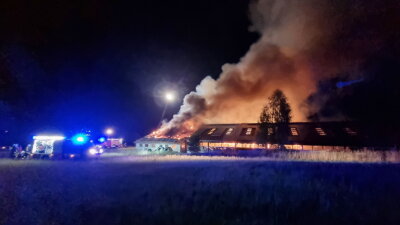 Frankenberg: Scheunenbrand - Feuerwehr kann Gebäude nur noch abbrennen lassen - 