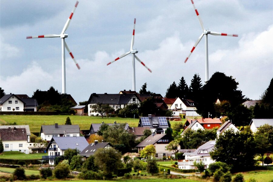 Frankenberg sieht größere Windkraftgebiete infolge kleinerer Siedlungsabstände kritisch - 1000 Meter Abstand zu Siedlungen: Dieses Kriterium hat der Planungsverband für die Region Chemnitz für die potenziellen Flächen für Windräder aufgestellt. Hier ein Symbolbild aus Gemünd in Nordrhein-Westfalen.