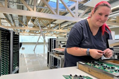 Frankenberg: Technic-Center startet Testbetrieb in neuer Halle - Michelle Horota ist die erste Mitarbeiterin des Technic-Centers Frankenberg, die in der neuen Produktionshalle des Unternehmens ihre Tätigkeit aufgenommen hat.