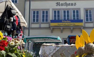 Frankenberg zeigt Solidarität - Der Schriftzug "Frieden. Demokratie. Solidarität" hängt seit Donnerstag am Balkon des Rathauses am Markt.