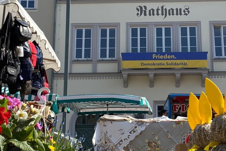 Frankenberg zeigt Solidarität - Der Schriftzug "Frieden. Demokratie. Solidarität" hängt seit Donnerstag am Balkon des Rathauses am Markt.
