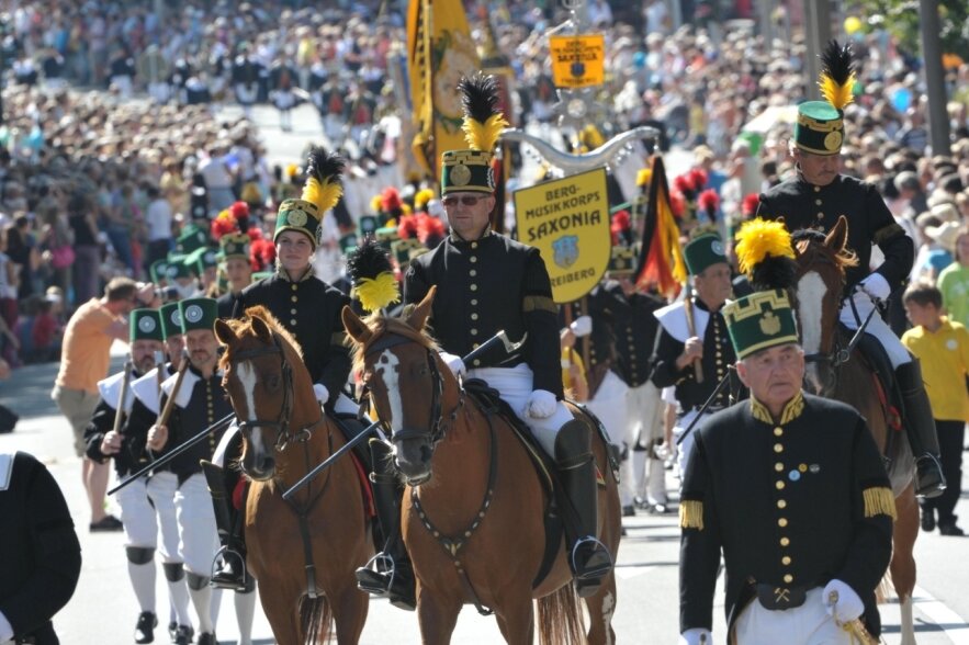 Die Stadt Freiberg war bereits zweimal Ausrichter des Tages der Sachsen: 1992 und 2012. Die Mitglieder des Bergmusikkorps Saxonia marschierten 2012 beim Festumzug zum Tag der Sachsen mit. 4000 Teilnehmer zählte der Umzug. 