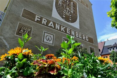 Frankenberg zieht die Finanznotbremse - Das Frankenberger Wappen ziert eine Giebelwand in der Stadt. Aufgrund der knappen Kasse müssen einige Blütenträume wohl warten. 