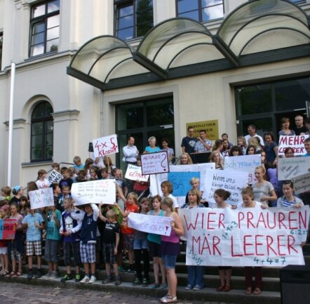 Die Frankenberger Gymnasiasten protestierten am Montag in der großen Pause gegen Lehrermangel.