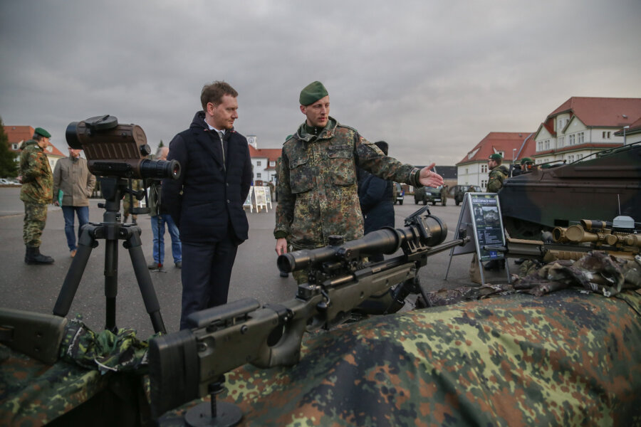 Frankenberger Soldaten zeigen Ministerpräsident ihre Waffen - Michael Kretschmer lässt sich von Oberstabsgefreiter Frank Alperstedt die Ausrüstung eines Scharfschützen erklären.