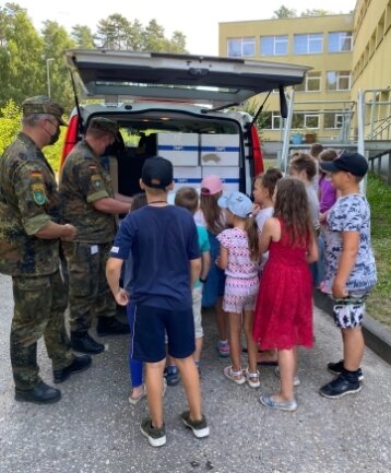 Die Neugier der Kinder in Litauen war groß: Der Siedlerverein "Neue Heimat" sammelte mit Unterstützung durch die Bundeswehr Spenden für sie. 