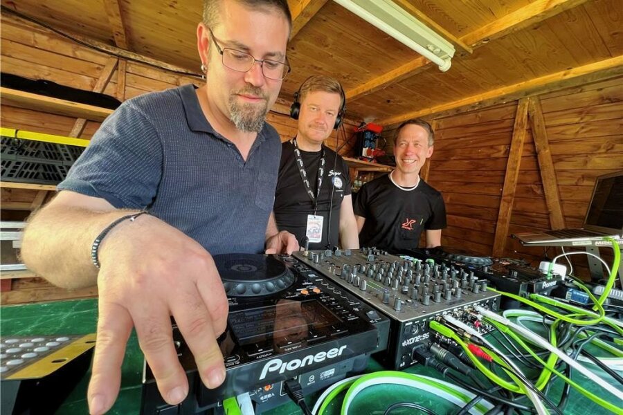 Frankenberger Stadtfest setzt auf junge Leute - Die DJs Sven Kupfer und Lens Schroeder sowie Uwe Wickleder (v.l.), alle von der Chemnitzer Plattform Beatconnect, bauen ein neues Angebot mit elektronischer Musik für junge Leute in Frankenberg auf. 