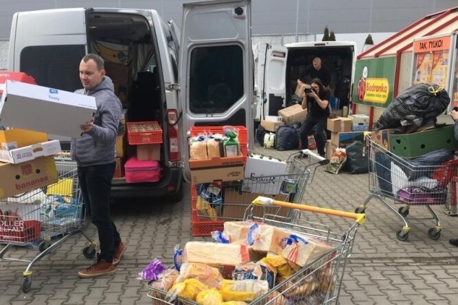 Frankenberger zurück von Ukraine-Fahrt - Enrico Wobst (links) beim Ausladen der Hilfsgüter aus Frankenberg nahe der polnisch-ukrainischen Grenze.