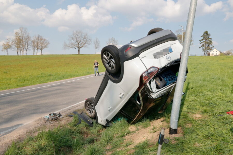 Frankenstein: Opel landet in Graben - Der Opel landete im Graben auf dem Dach.