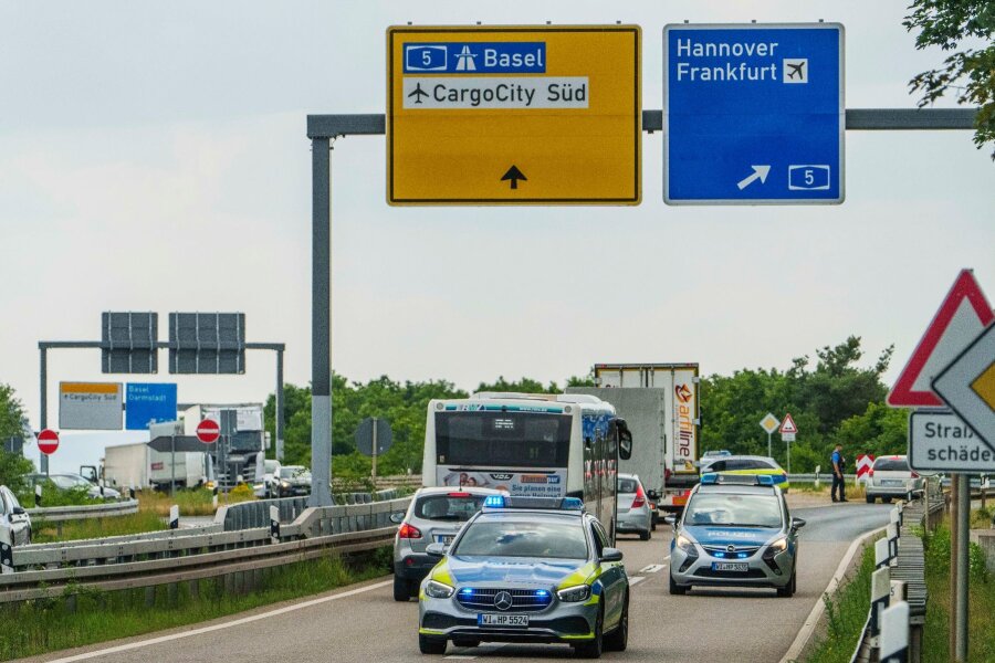 Frankfurt: Bombe am Flughafen erfolgreich gesprengt - Die Polizei sperrt wegen einer Weltkriegsbombe die Zufahrt über die L3262 zum Flughafen/Cargo City Süd ab.