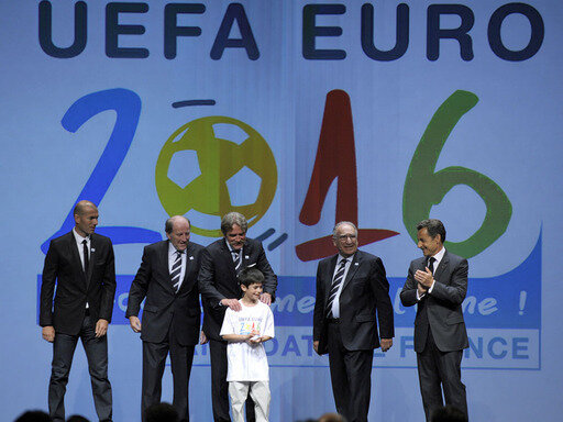 Frankreich erhält Zuschlag für EM 2016 - Zidane (l.) und Sarkozy (r.) unterstützten den französischen Verband in Genf