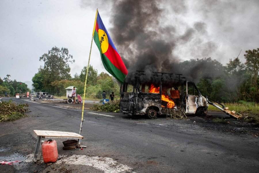 Frankreich evakuiert Touristen aus Neukaledonien - Ein brennendes Fahrzeug an einer Straßensperre: Frankreich hat den Ausnahmezustand verhängt.