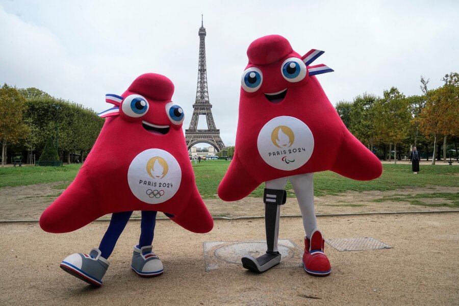 Frankreich: Trotz Terrorgefahr gut für Olympia gerüstet - Die Maskottchen der Olympischen (l) und Paralympischen Spiele in Paris stehen vor dem Eiffelturm.