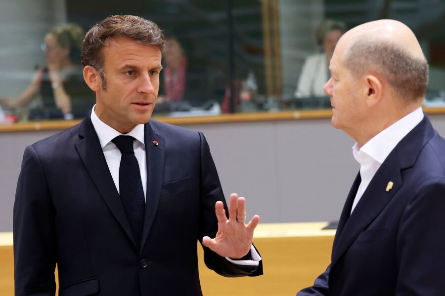 Frankreich-Wahl: Deutsche Wirtschaft fürchtet Folgen - Emmanuel Macron (l), Präsident von Frankreich, spricht mit Bundeskanzler Olaf Scholz.