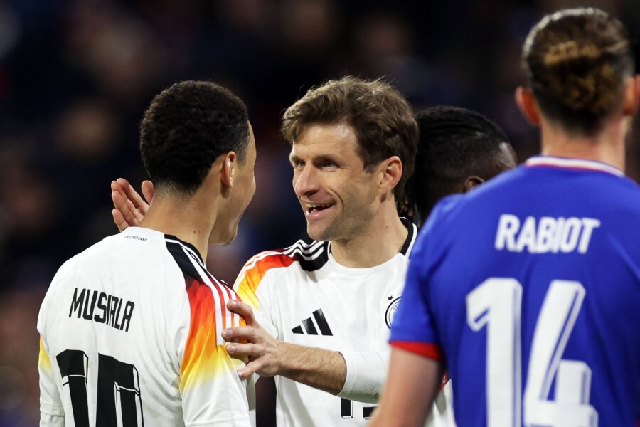 Frankreichs Erfolgscoach Deschamps lobt DFB-Elf - Deutschlands Spieler Jamal Musiala (l) und Thomas Müller (M) reagieren neben Frankreichs Adrien Rabiot.