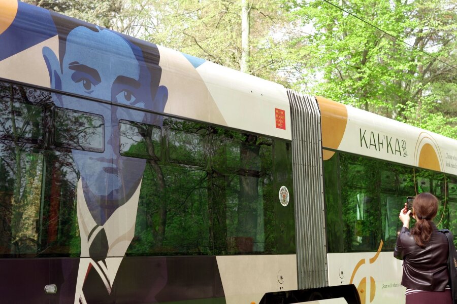Franz Kafka erlebt eine Renaissance - In Prag erinnert diese neugestaltete Straßenbahn an den deutschsprachigen Schriftsteller Franz Kafka.