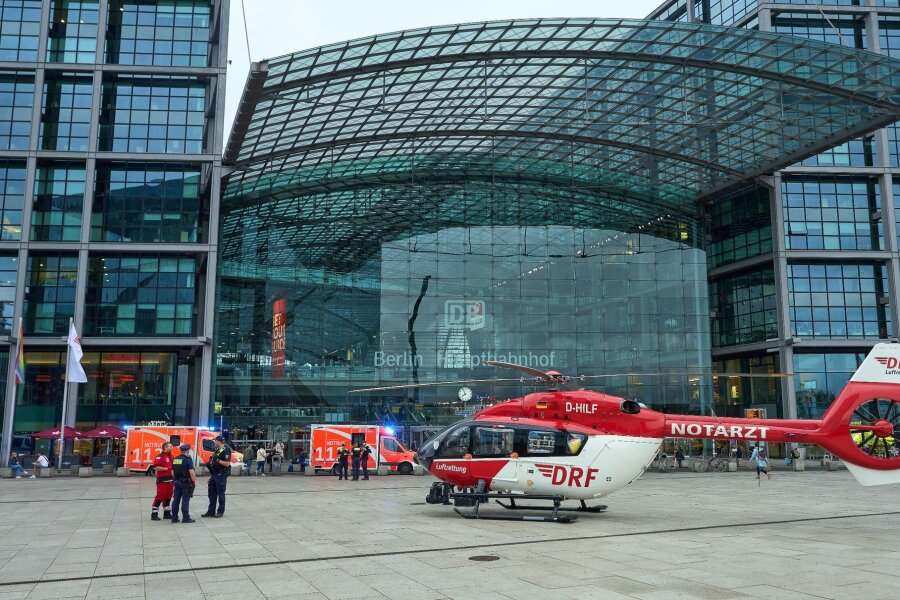 Frau am Hauptbahnhof Berlin gestorben, Kind schwer verletzt - Teile des Berliner Hauptbahnhofs sind nach dem Unglück gesperrt - ein Rettungshubschrauber steht bereit.