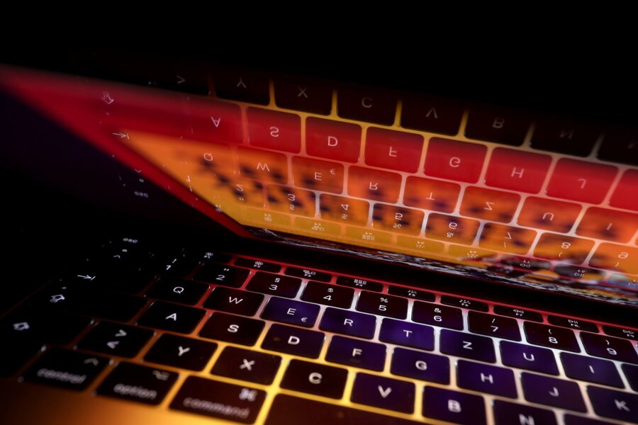 Frau aus Plauen verliert 20.000 Euro an Internetbetrüger - Die Tastatur eines Laptops spiegelt sich auf dem Bildschirm des Computers.