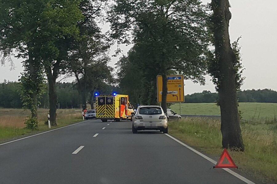 Frau bei Unfall zwischen Oelsnitz und Plauen schwer verletzt - Bei dem Unfall auf der Straße zwischen Oelsnitz und Plauen wurde eine Frau schwer verletzt.