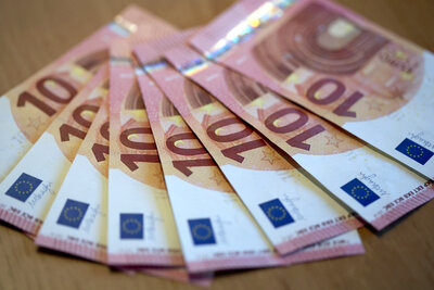 Frau erhält falschen Zehn-Euro-Schein beim Einkaufen - 