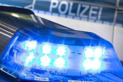 Frau hält Mann nach versuchtem Diebstahl fest - Eine Frau hat in Plauen am Dienstagabend einen Mann daran gehindert, ein Handy aus einem Auto zu stehlen. Sie hielt den alkoholisierten Mann fest, bis die Polizei kam.