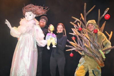 „Frau Holle“ in Zwickau: Premiere am Donnerstag im Puppentheater - Frau Holle (Calum MacAskill), Goldmarie (Hanna Daniszewska) und der Apfelbaum (Septimius Simion) freuen sich auf Theaterbesucher.