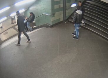 Frau in den Rücken getreten - Polizei sucht Täter mit Video - Das Foto aus einer Videosequenz, mit dem die Berliner Polizei um Mithilfe bei der Identifizierung mehrerer Männer bittet, zeigt den brutalen Angriff auf eine junge Frau in einem U-Bahnhof im Berliner Stadtteil Neukölln. Die Polizei veröffentlichte es im Internet.