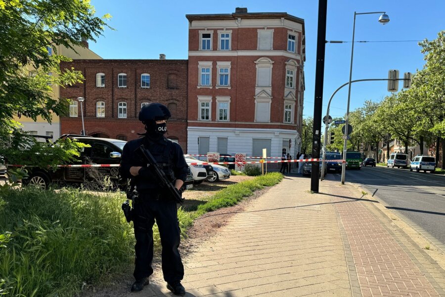 Frau in Magdeburg angeschossen - Täter weiter flüchtig - Polizisten sind im Süden von Madgeburg im Einsatz.