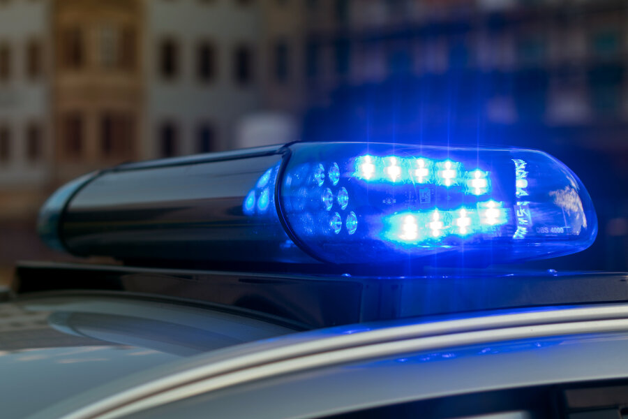 Frau in Zwickau bedroht und ausgeraubt: Polizei sucht nach diesem Unbekannten - 