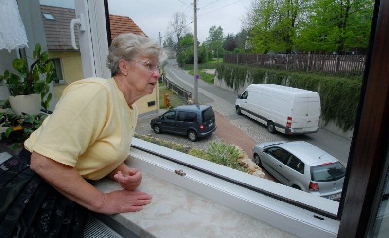 Frau lädt Ordnungsamt nach Hause ein - 
              <p class="artikelinhalt">Monika Seidel an ihrem Wohnzimmerfenster in Gesau. Wenn der Umleitungsverkehr ab Juni über die Dorfstraße rollt, wird es aus ihrer Sicht sehr eng und laut.</p>
            