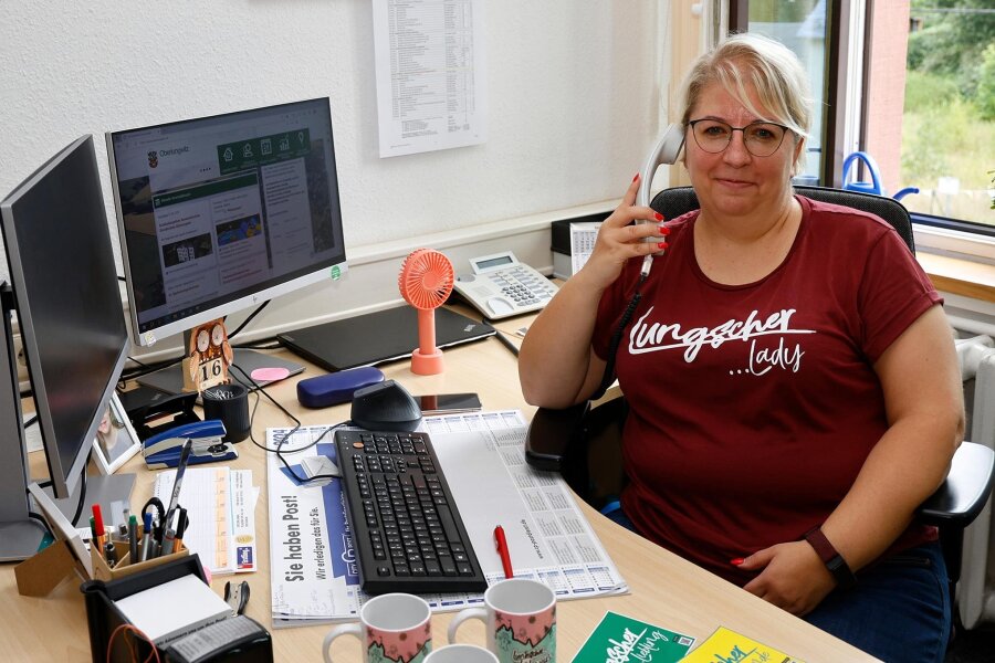 Frau Lunkwitz aus Oberlungwitz: Neue Rathaus-Mitarbeiterin sorgt für Heiterkeit am Telefon - Nadine Lunkwitz an ihrem Arbeitsplatz im Sekretariat des Oberlungwitzer Rathauses.