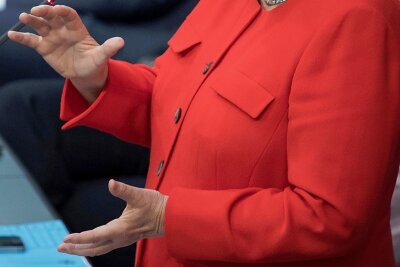 Frau Merkel erklärt die Welt - Die Hände der Kanzlerin bei der Fragestunde im Bundestag. Es geht um Klima-, Handels- und Flüchtlingspolitik, um steigende Mieten und eine EU-Reform. Thematisch gab es keine Vorgaben.