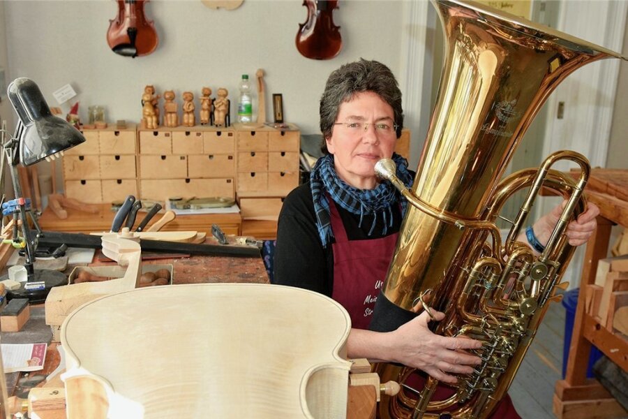 Frau mit Leidenschaft für Blech und Holz - Ute Kästner baut Streichinstrumente. In der Freizeit spielt sie Tuba in Markneukirchener Blasorchestern. Für die56-Jährige kein Widerspruch, sondern Entspannung. 