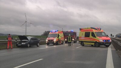 Frau stirbt bei tragischem Unfall auf A72 - acht Verletzte nach Folgeunfall - 