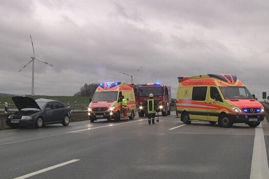 Frau stirbt bei tragischem Unfall auf A72 - acht Verletzte nach Folgeunfall - 