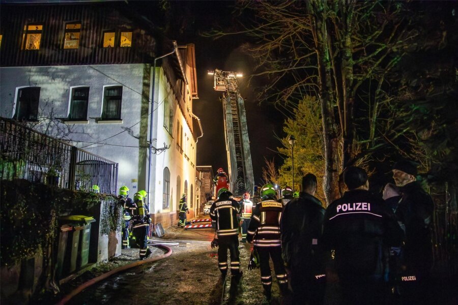 Frau stirbt bei tragischem Wohnhaus-Brand im Erzgebirge: Neue Erkenntnisse zur Ursache - Wohnhaus-Brand in Eibenstock: Die Feuerwehren sind mit 40 Einsatzkräften vor Ort gewesen.