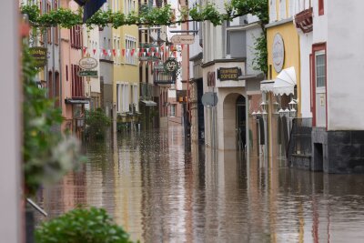Frau stirbt nach Hochwasser-Rettungseinsatz - Die Mosel hat die Altstadt von Zell überflutet.