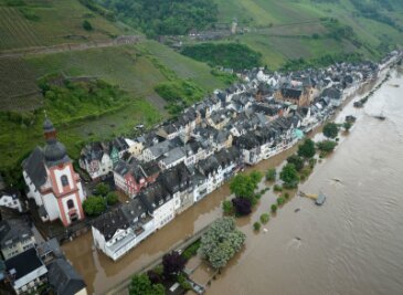 Frau stirbt nach Hochwasser-Rettungseinsatz - Große Teile der Altstadt von Zell an der Mosel stehen unter Wasser.