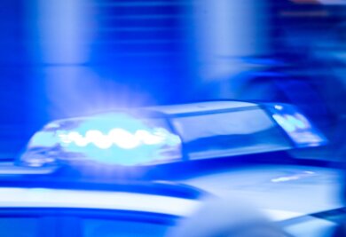 Frau stirbt nach Sturz aus Fenster in Leipzig - Polizeiauto mit Blaulicht.