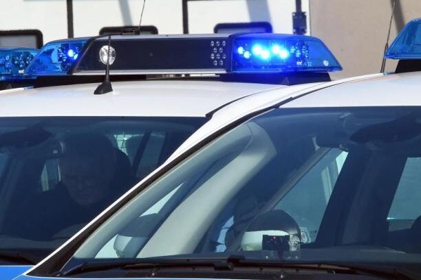 Frau unsittlich berührt: Polizei nimmt 25-Jährigen fest - Die Polizei hat am Samstagnachmittag einen 25-Jährigen in Zwickau festgenommen, der eine Frau unsittlich berührt und sein Geschlechtsteil entblößt haben soll.