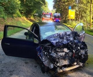 Frau verletzt sich bei Unfall schwer - Der Opel stieß am Dienstagmorgen aus ungeklärter Ursache frontal mit einem Lkw zusammen.