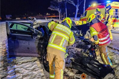 Frau verletzt sich bei Unfall zwischen Auerbach und Rodewisch schwer - An einem Baum an der Kohlenstraße endete am Mittwochabend die Fahrt dieses Opel. 