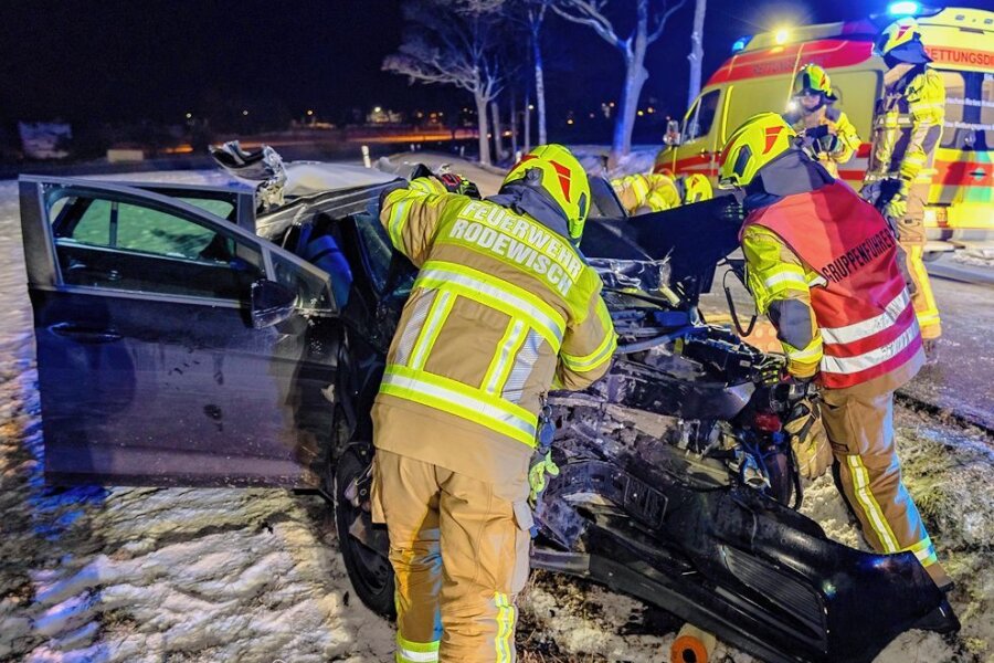 Frau verletzt sich bei Unfall zwischen Auerbach und Rodewisch schwer - An einem Baum an der Kohlenstraße endete am Mittwochabend die Fahrt dieses Opel. 
